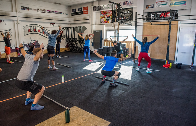 Photo d'un groupe en pleine séance, de CrossFit.