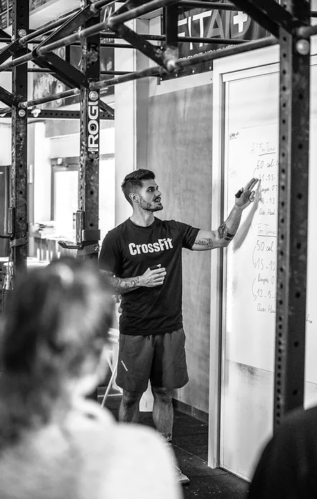 Photo du Coach et Owner Pierrick qui effectue les explications de la séance de CrossFit