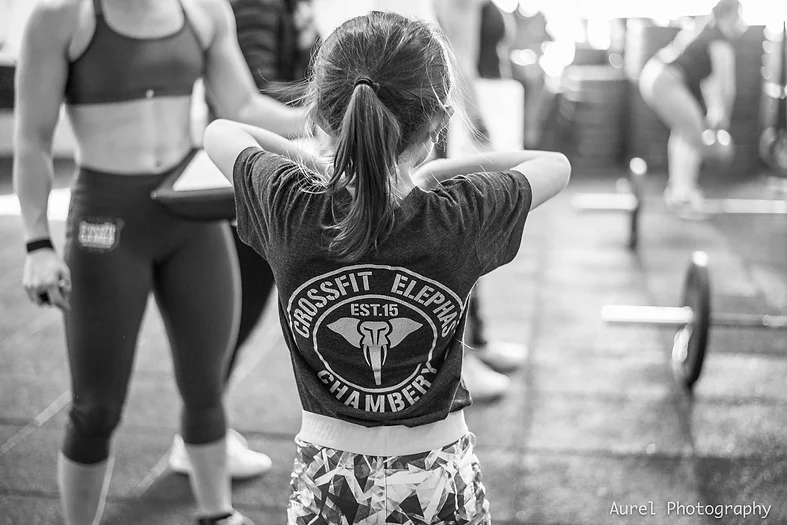 photo d'une kids (6 à 12 ans) en pleine séance de CrossFit