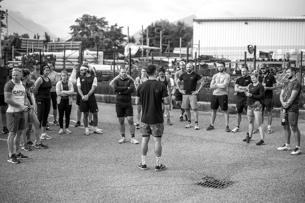 photo de groupe d'une Séance de CrossFit en extérieur, démonstration de ce qu'est le CrossFit avec son coach et ses adhérents