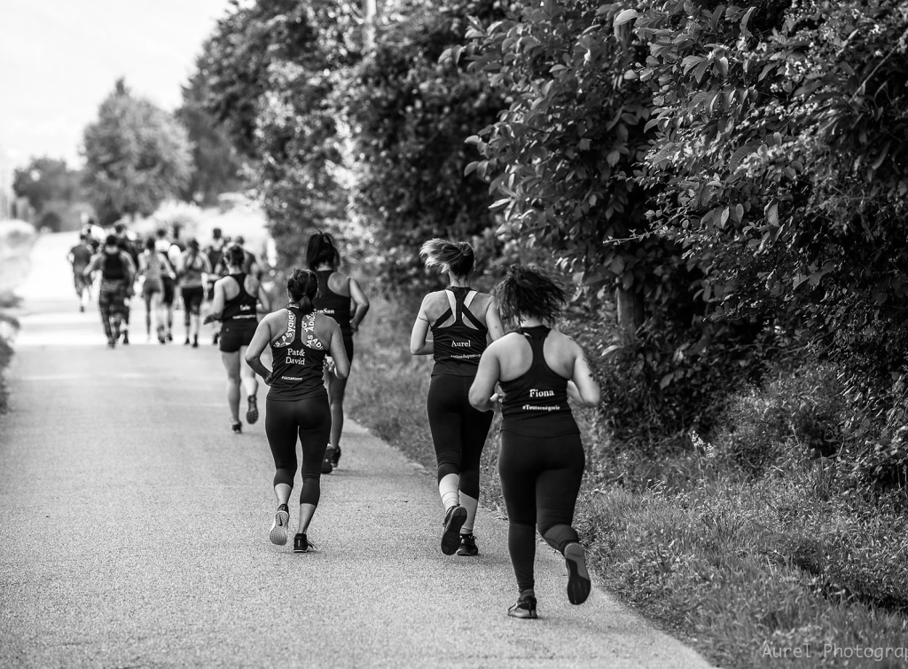 Photo d'adhérents de CrossFit Elephas en pleine séance, qui effectue de la course à pieds.